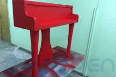 Красное пианино из пенопласта