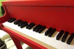 Красное пианино из пенопласта